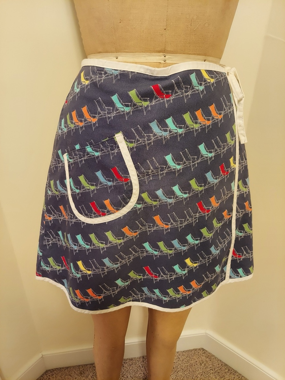 Liz Claiborne Vintage Navy Skort with Multicolor Beach Chair Print